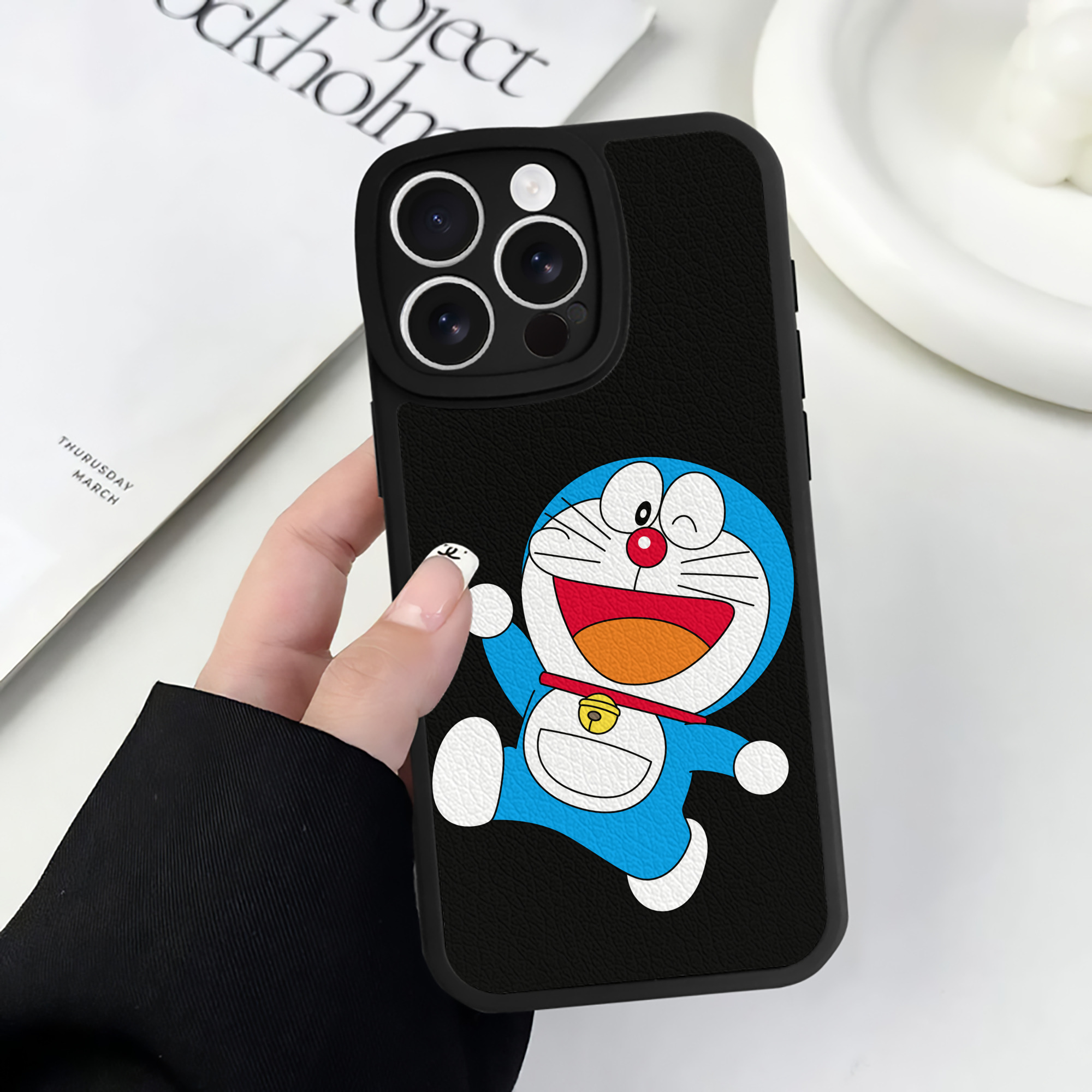 （画像用） ドラえもん Doraemon 【iPhone 16シリーズ対応】シリコンスマホケース（レザー調） 材質：シリコン